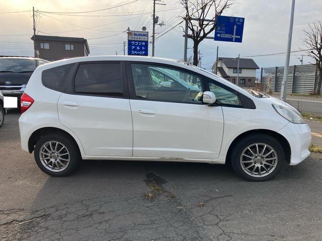 フィット Ｇ　パワーステアリング　ＡＢＳ　エアコン　盗難防止システム　衝突安全ボディ　パワーウィンドウ　パワーステアリング　エアバッグ（運転席・助手席）　ＥＴＣ（4枚目）