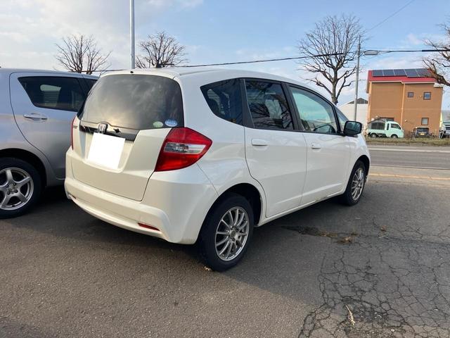 フィット Ｇ　パワーステアリング　ＡＢＳ　エアコン　盗難防止システム　衝突安全ボディ　パワーウィンドウ　パワーステアリング　エアバッグ（運転席・助手席）　ＥＴＣ（5枚目）