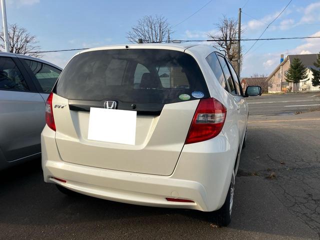 フィット Ｇ　パワーステアリング　ＡＢＳ　エアコン　盗難防止システム　衝突安全ボディ　パワーウィンドウ　パワーステアリング　エアバッグ（運転席・助手席）　ＥＴＣ（6枚目）