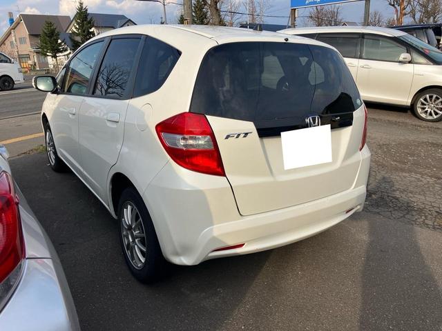 フィット Ｇ　パワーステアリング　ＡＢＳ　エアコン　盗難防止システム　衝突安全ボディ　パワーウィンドウ　パワーステアリング　エアバッグ（運転席・助手席）　ＥＴＣ（7枚目）