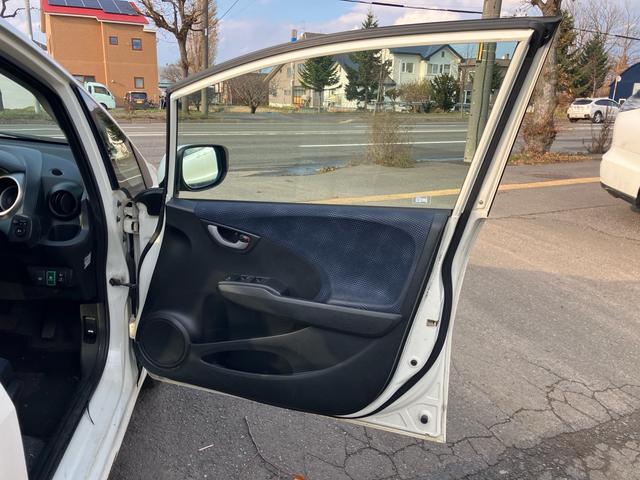 フィット Ｇ　パワーステアリング　ＡＢＳ　エアコン　盗難防止システム　衝突安全ボディ　パワーウィンドウ　パワーステアリング　エアバッグ（運転席・助手席）　ＥＴＣ（10枚目）