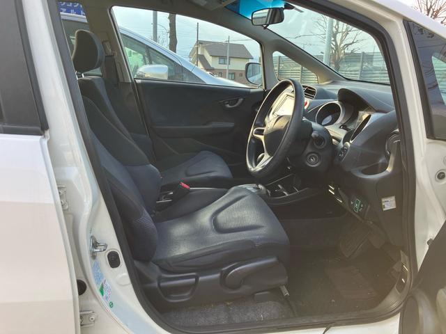 フィット Ｇ　パワーステアリング　ＡＢＳ　エアコン　盗難防止システム　衝突安全ボディ　パワーウィンドウ　パワーステアリング　エアバッグ（運転席・助手席）　ＥＴＣ（11枚目）