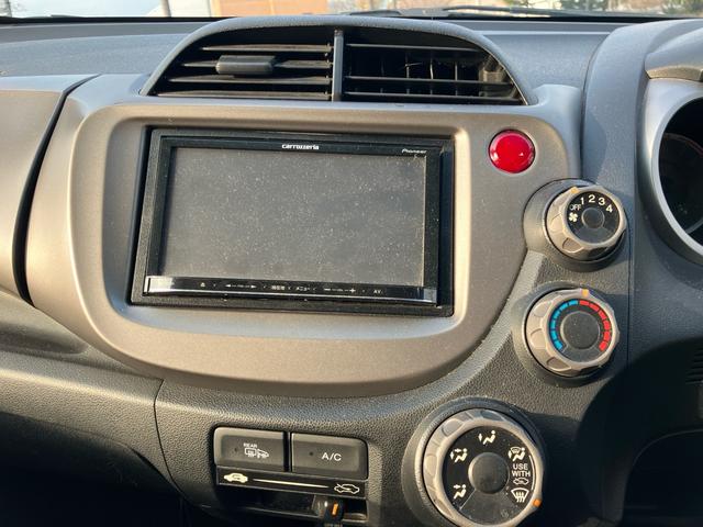 フィット Ｇ　パワーステアリング　ＡＢＳ　エアコン　盗難防止システム　衝突安全ボディ　パワーウィンドウ　パワーステアリング　エアバッグ（運転席・助手席）　ＥＴＣ（13枚目）