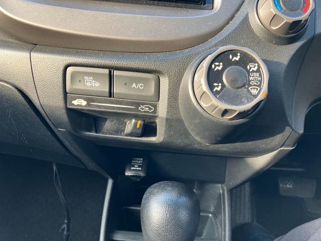 フィット Ｇ　パワーステアリング　ＡＢＳ　エアコン　盗難防止システム　衝突安全ボディ　パワーウィンドウ　パワーステアリング　エアバッグ（運転席・助手席）　ＥＴＣ（14枚目）