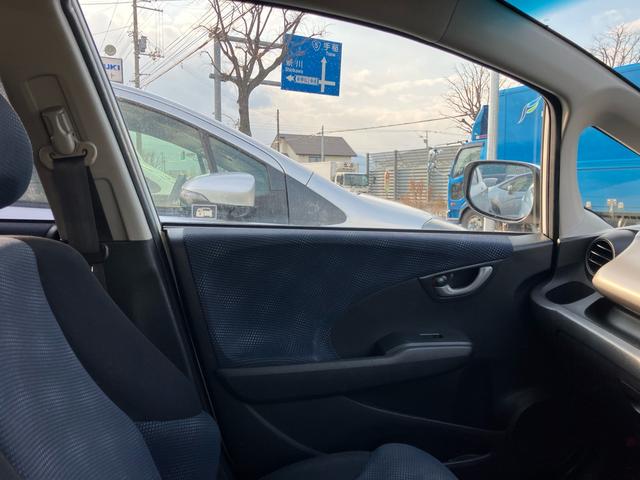 フィット Ｇ　パワーステアリング　ＡＢＳ　エアコン　盗難防止システム　衝突安全ボディ　パワーウィンドウ　パワーステアリング　エアバッグ（運転席・助手席）　ＥＴＣ（19枚目）