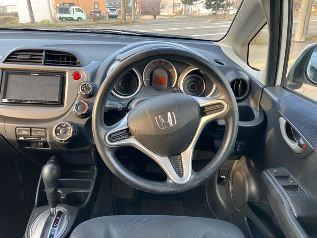 フィット Ｇ　パワーステアリング　ＡＢＳ　エアコン　盗難防止システム　衝突安全ボディ　パワーウィンドウ　パワーステアリング　エアバッグ（運転席・助手席）　ＥＴＣ（28枚目）