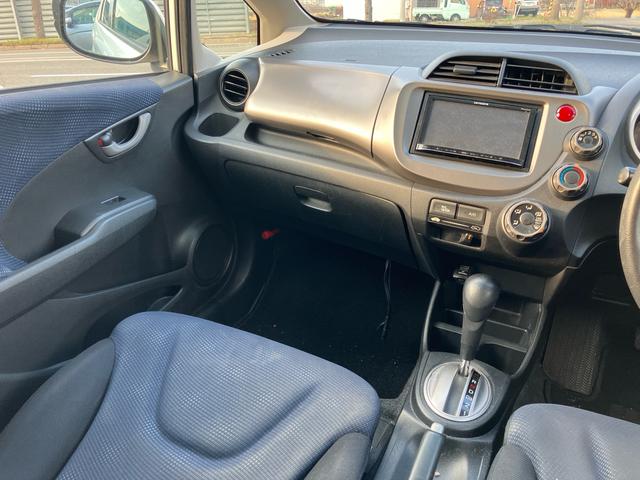 フィット Ｇ　パワーステアリング　ＡＢＳ　エアコン　盗難防止システム　衝突安全ボディ　パワーウィンドウ　パワーステアリング　エアバッグ（運転席・助手席）　ＥＴＣ（29枚目）