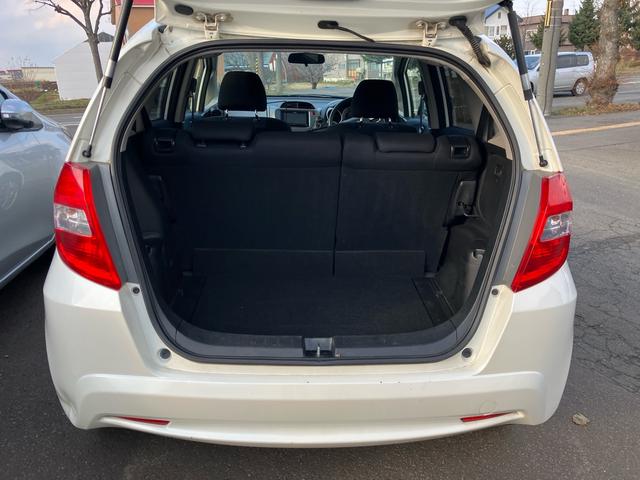 フィット Ｇ　パワーステアリング　ＡＢＳ　エアコン　盗難防止システム　衝突安全ボディ　パワーウィンドウ　パワーステアリング　エアバッグ（運転席・助手席）　ＥＴＣ（32枚目）