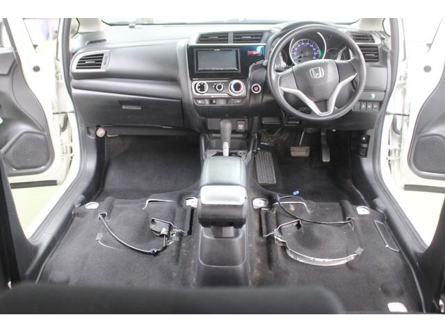 フィット １３Ｇ　４ＷＤ　ナビ　ｂｌｕｅｔｏｏｔｈ　ＥＴＣ（5枚目）