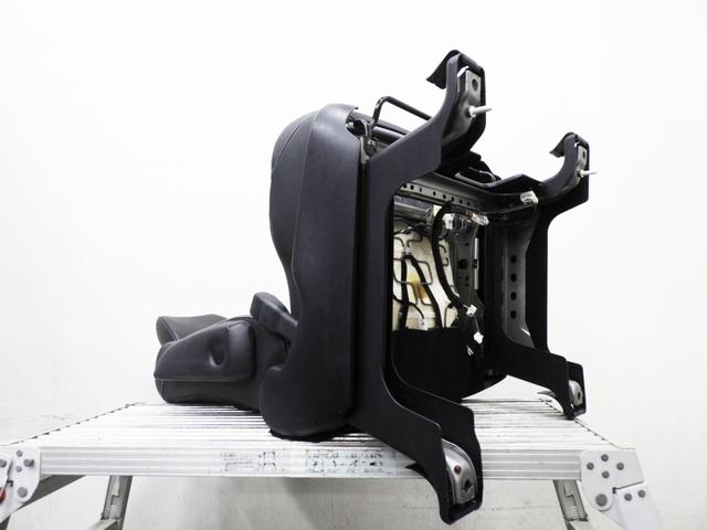 エスクァイア Ｇｉ　４ＷＤ　本州仕入車　ナビ　バックカメラ　ｂｌｕｅｔｏｏｔｈ　後席モニター　両側パワースライドドア　スマートキー　プッシュスタート　前席シートヒーター（6枚目）