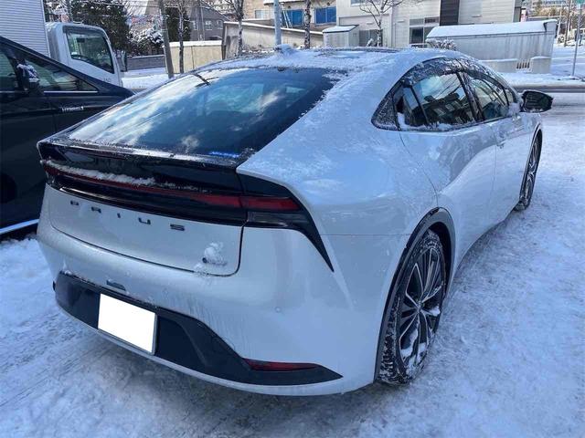 プリウス Ｚ　４ＷＤ　クリアランスソナー　レーンアシスト　オートクルーズコントロール　衝突被害軽減システム　全周囲カメラ　ナビ　アルミホイール　オートマチックハイビーム　オートライト　ＬＥＤヘッドランプ　ＣＶＴ（7枚目）