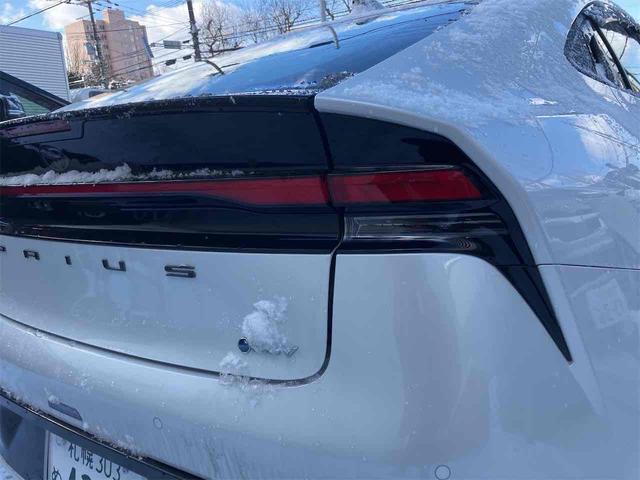 プリウス Ｚ　４ＷＤ　クリアランスソナー　レーンアシスト　オートクルーズコントロール　衝突被害軽減システム　全周囲カメラ　ナビ　アルミホイール　オートマチックハイビーム　オートライト　ＬＥＤヘッドランプ　ＣＶＴ（8枚目）