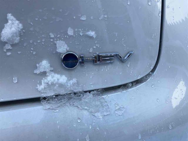 プリウス Ｚ　４ＷＤ　クリアランスソナー　レーンアシスト　オートクルーズコントロール　衝突被害軽減システム　全周囲カメラ　ナビ　アルミホイール　オートマチックハイビーム　オートライト　ＬＥＤヘッドランプ　ＣＶＴ（9枚目）