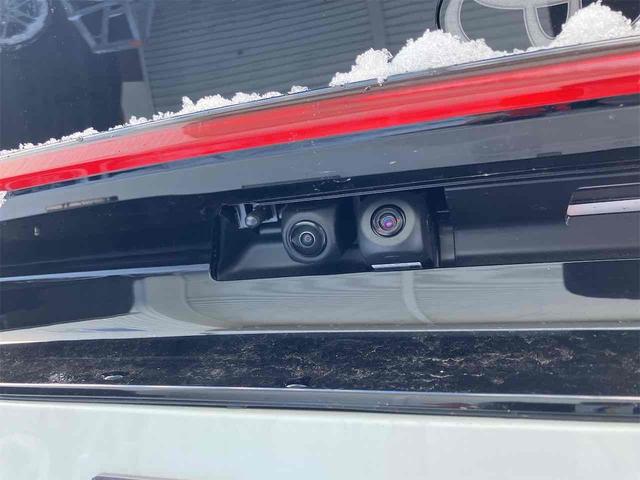 プリウス Ｚ　４ＷＤ　クリアランスソナー　レーンアシスト　オートクルーズコントロール　衝突被害軽減システム　全周囲カメラ　ナビ　アルミホイール　オートマチックハイビーム　オートライト　ＬＥＤヘッドランプ　ＣＶＴ（10枚目）