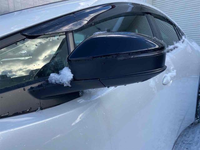 プリウス Ｚ　４ＷＤ　クリアランスソナー　レーンアシスト　オートクルーズコントロール　衝突被害軽減システム　全周囲カメラ　ナビ　アルミホイール　オートマチックハイビーム　オートライト　ＬＥＤヘッドランプ　ＣＶＴ（14枚目）