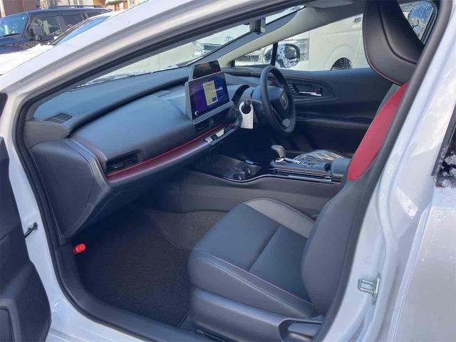 プリウス Ｚ　４ＷＤ　クリアランスソナー　レーンアシスト　オートクルーズコントロール　衝突被害軽減システム　全周囲カメラ　ナビ　アルミホイール　オートマチックハイビーム　オートライト　ＬＥＤヘッドランプ　ＣＶＴ（17枚目）