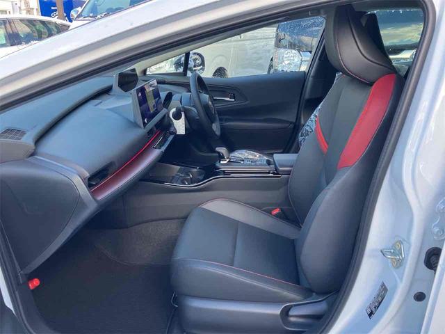 プリウス Ｚ　４ＷＤ　クリアランスソナー　レーンアシスト　オートクルーズコントロール　衝突被害軽減システム　全周囲カメラ　ナビ　アルミホイール　オートマチックハイビーム　オートライト　ＬＥＤヘッドランプ　ＣＶＴ（18枚目）