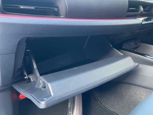 プリウス Ｚ　４ＷＤ　クリアランスソナー　レーンアシスト　オートクルーズコントロール　衝突被害軽減システム　全周囲カメラ　ナビ　アルミホイール　オートマチックハイビーム　オートライト　ＬＥＤヘッドランプ　ＣＶＴ（19枚目）