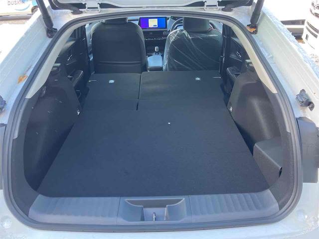 プリウス Ｚ　４ＷＤ　クリアランスソナー　レーンアシスト　オートクルーズコントロール　衝突被害軽減システム　全周囲カメラ　ナビ　アルミホイール　オートマチックハイビーム　オートライト　ＬＥＤヘッドランプ　ＣＶＴ（26枚目）