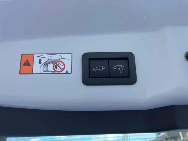 プリウス Ｚ　４ＷＤ　クリアランスソナー　レーンアシスト　オートクルーズコントロール　衝突被害軽減システム　全周囲カメラ　ナビ　アルミホイール　オートマチックハイビーム　オートライト　ＬＥＤヘッドランプ　ＣＶＴ（27枚目）