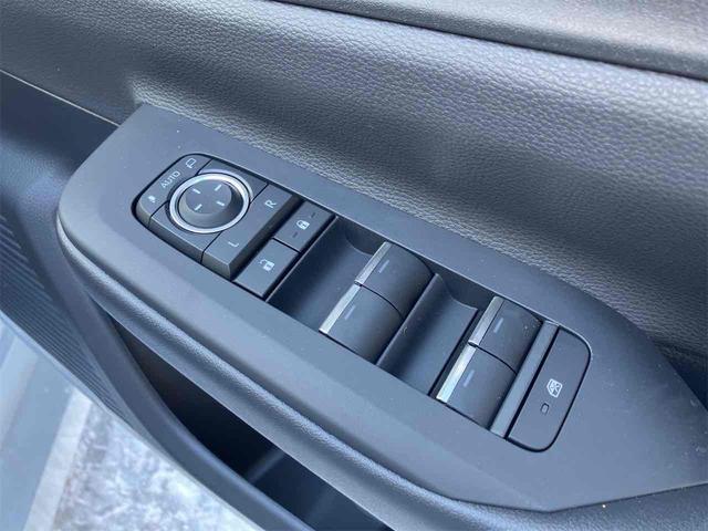 プリウス Ｚ　４ＷＤ　クリアランスソナー　レーンアシスト　オートクルーズコントロール　衝突被害軽減システム　全周囲カメラ　ナビ　アルミホイール　オートマチックハイビーム　オートライト　ＬＥＤヘッドランプ　ＣＶＴ（32枚目）