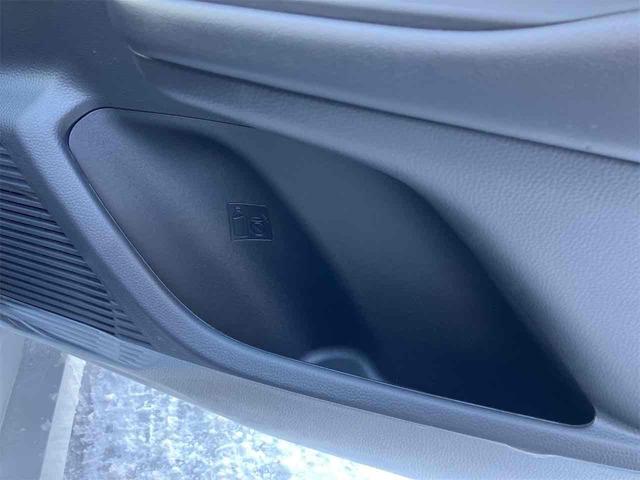 プリウス Ｚ　４ＷＤ　クリアランスソナー　レーンアシスト　オートクルーズコントロール　衝突被害軽減システム　全周囲カメラ　ナビ　アルミホイール　オートマチックハイビーム　オートライト　ＬＥＤヘッドランプ　ＣＶＴ（33枚目）