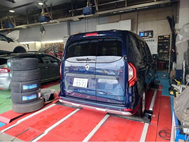 カングー インテンス インテンス デモカーアップ フロントグリルトリコロール トリコロールエンブレム エンスー本革キーケース バックドアシステムポケット フロントシリコンワイパーセット スタッドレスタイヤ スチールホイール(6枚目)