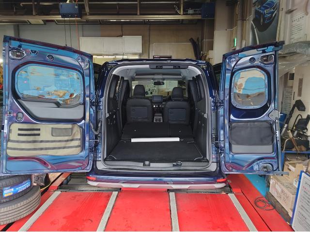 カングー インテンス インテンス デモカーアップ フロントグリルトリコロール トリコロールエンブレム エンスー本革キーケース バックドアシステムポケット フロントシリコンワイパーセット スタッドレスタイヤ スチールホイール(11枚目)