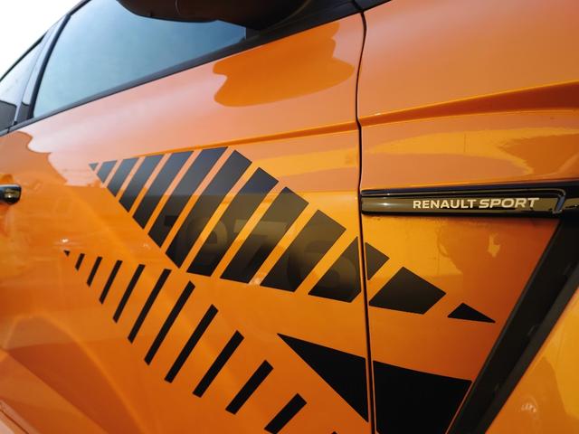 メガーヌ Ｒ．Ｓ．ウルティム　ルノー・スポール　ウルティム　世界限定１９７６台　ＢＯＳＥサウンドシステム９スピーカー＋サブウーファー　スポーツエキゾースト　ＲＳドライブ　トルセンＬＳＤ　Ｂｒｅｍｂｏ製フロントブレーキキャリパー（3枚目）