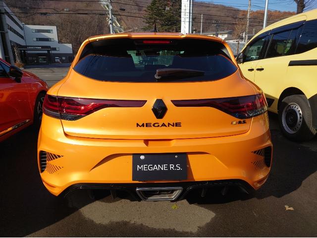 メガーヌ Ｒ．Ｓ．ウルティム　ルノー・スポール　ウルティム　世界限定１９７６台　ＢＯＳＥサウンドシステム９スピーカー＋サブウーファー　スポーツエキゾースト　ＲＳドライブ　トルセンＬＳＤ　Ｂｒｅｍｂｏ製フロントブレーキキャリパー（5枚目）