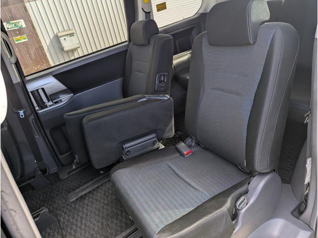 ヴォクシー ZS 4WD 両側パワースライドドア スマートキー プッシュスタート ナビ テレビ バックカメラ フリップタウンモニター リアエアコン HIDライト ミラーウィンカー ETC ワイパーデアイサー ABS(32枚目)