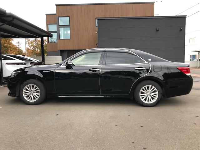 TOYOTA CROWN HYBRID ROYAL SALOON FOUR
