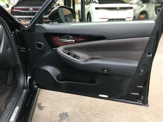 TOYOTA CROWN HYBRID ROYAL SALOON FOUR