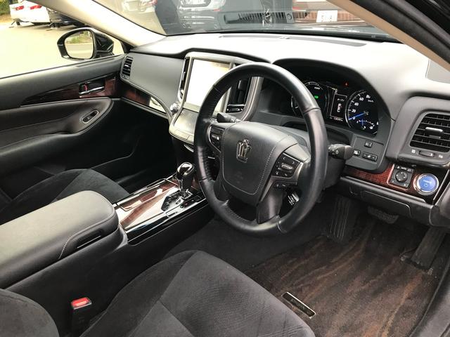 TOYOTA CROWN HYBRID ROYAL SALOON FOUR