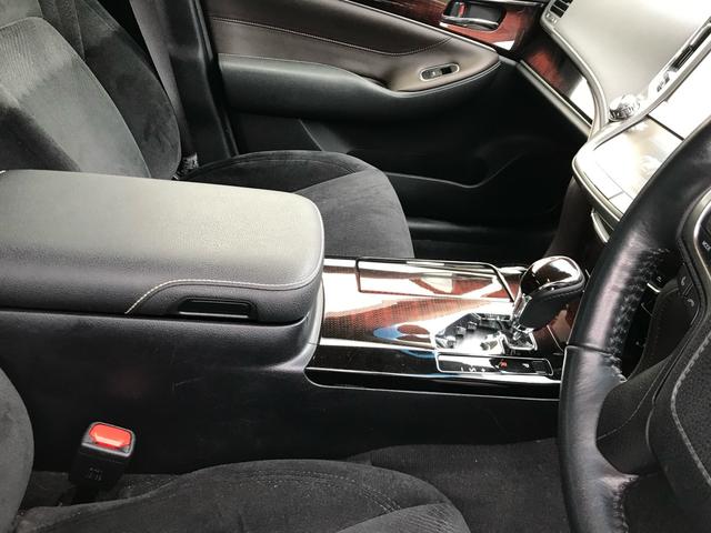 TOYOTA CROWN HYBRID ROYAL SALOON FOUR