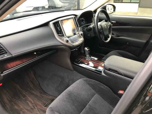 TOYOTA CROWN HYBRID ROYAL SALOON FOUR