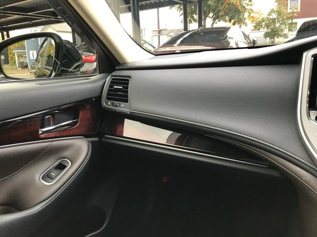 TOYOTA CROWN HYBRID ROYAL SALOON FOUR