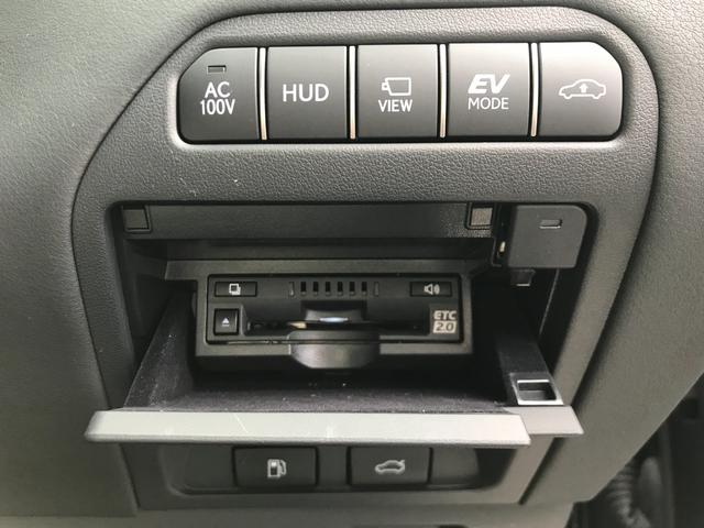 速道路で便利なクルーズコントロール機能が付いていますよ。　速度を設定するとアクセルを踏まなくても一定の速度で走ることができるので足を休ませる事ができますね。