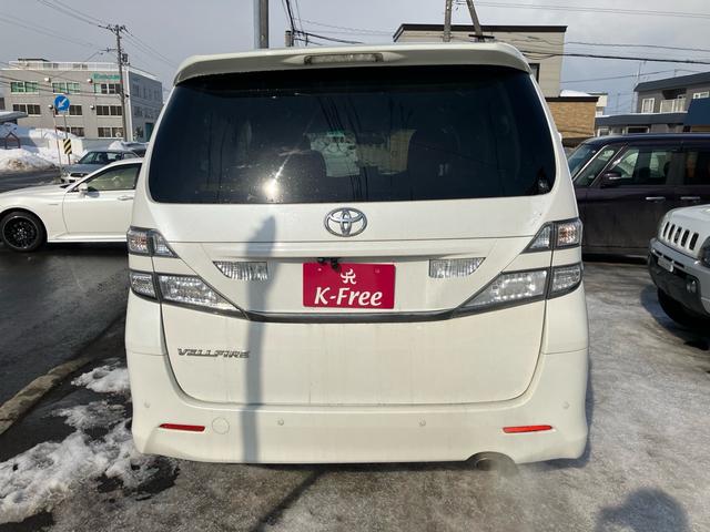 ヴェルファイア ２．４Ｚ　プラチナセレクションＩＩ　４ＷＤ　スマートキー　クラランスソナー　電動リアゲート　ＵＳＢ入力端子　Ｂｌｕｅｔｏｏｔｈ接続　バックカメラ　ナビ　ＥＴＣ　サイドバイザー　オットマン　修復歴なし　保証あり　ホワイト（7枚目）