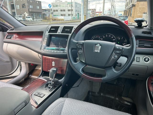 クラウン ロイヤルサルーンｉ－Ｆｏｕｒ　４ＷＤ　ドライブレコーダー　クリアランスソナー　オートクルーズコントロール　バックカメラ　ナビ　ＴＶ　アルミホイール　オートライト　ＨＩＤ　ＡＴ　スマートキー　盗難防止システム　ＣＤ　ＤＶＤ再生　ＭＤ（28枚目）