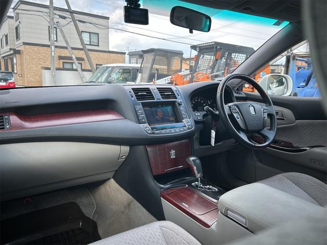 クラウン ロイヤルサルーンｉ－Ｆｏｕｒ　４ＷＤ　ドライブレコーダー　クリアランスソナー　オートクルーズコントロール　バックカメラ　ナビ　ＴＶ　アルミホイール　オートライト　ＨＩＤ　ＡＴ　スマートキー　盗難防止システム　ＣＤ　ＤＶＤ再生　ＭＤ（29枚目）