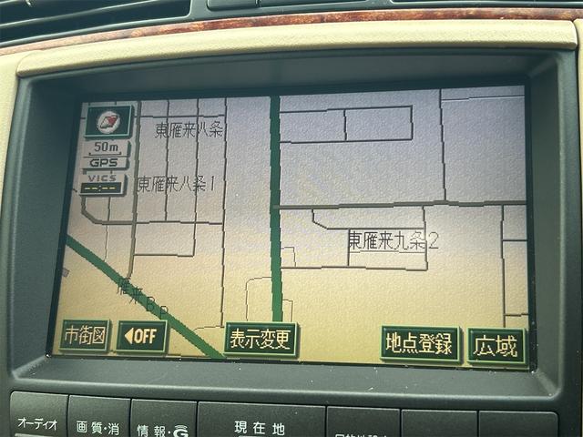 クラウン ロイヤルサルーンｉ－Ｆｏｕｒ　４ＷＤ　ドライブレコーダー　オートクルーズコントロール　バックカメラ　ナビ　エアロ　ＨＩＤ　ＡＴ　スマートキー　電動格納ミラー　盗難防止システム　ＣＤ　衝突安全ボディ　ＡＢＳ　ＥＳＣ　エアコン（4枚目）