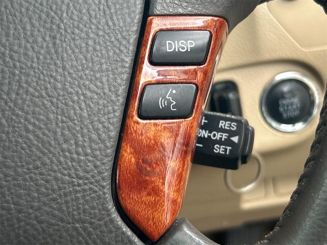 クラウン ロイヤルサルーンｉ－Ｆｏｕｒ　４ＷＤ　ドライブレコーダー　オートクルーズコントロール　バックカメラ　ナビ　エアロ　ＨＩＤ　ＡＴ　スマートキー　電動格納ミラー　盗難防止システム　ＣＤ　衝突安全ボディ　ＡＢＳ　ＥＳＣ　エアコン（12枚目）