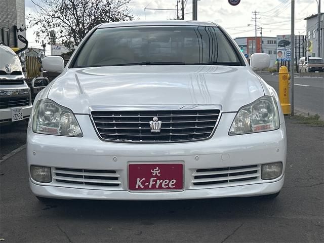 クラウン ロイヤルサルーンｉ－Ｆｏｕｒ　４ＷＤ　ドライブレコーダー　オートクルーズコントロール　バックカメラ　ナビ　エアロ　ＨＩＤ　ＡＴ　スマートキー　電動格納ミラー　盗難防止システム　ＣＤ　衝突安全ボディ　ＡＢＳ　ＥＳＣ　エアコン（13枚目）