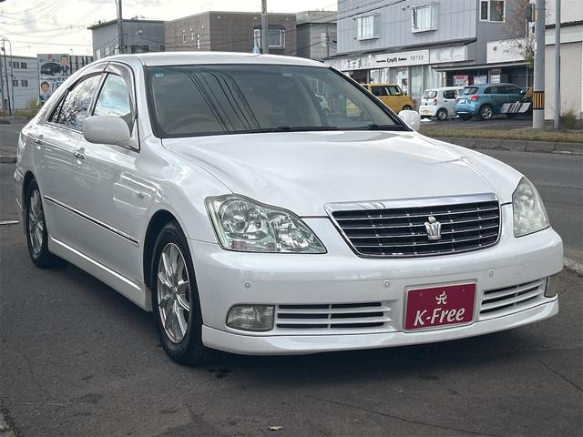 クラウン ロイヤルサルーンｉ－Ｆｏｕｒ　４ＷＤ　ドライブレコーダー　オートクルーズコントロール　バックカメラ　ナビ　エアロ　ＨＩＤ　ＡＴ　スマートキー　電動格納ミラー　盗難防止システム　ＣＤ　衝突安全ボディ　ＡＢＳ　ＥＳＣ　エアコン（14枚目）