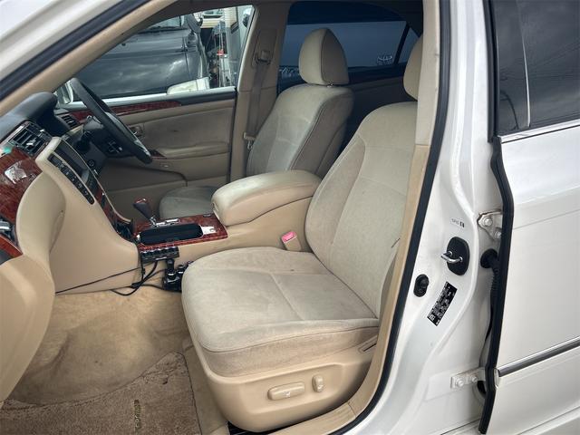 クラウン ロイヤルサルーンｉ－Ｆｏｕｒ　４ＷＤ　ドライブレコーダー　オートクルーズコントロール　バックカメラ　ナビ　エアロ　ＨＩＤ　ＡＴ　スマートキー　電動格納ミラー　盗難防止システム　ＣＤ　衝突安全ボディ　ＡＢＳ　ＥＳＣ　エアコン（21枚目）