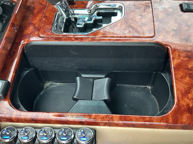 クラウン ロイヤルサルーンｉ－Ｆｏｕｒ　４ＷＤ　ドライブレコーダー　オートクルーズコントロール　バックカメラ　ナビ　エアロ　ＨＩＤ　ＡＴ　スマートキー　電動格納ミラー　盗難防止システム　ＣＤ　衝突安全ボディ　ＡＢＳ　ＥＳＣ　エアコン（22枚目）