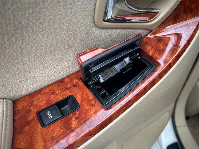 クラウン ロイヤルサルーンｉ－Ｆｏｕｒ　４ＷＤ　ドライブレコーダー　オートクルーズコントロール　バックカメラ　ナビ　エアロ　ＨＩＤ　ＡＴ　スマートキー　電動格納ミラー　盗難防止システム　ＣＤ　衝突安全ボディ　ＡＢＳ　ＥＳＣ　エアコン（24枚目）