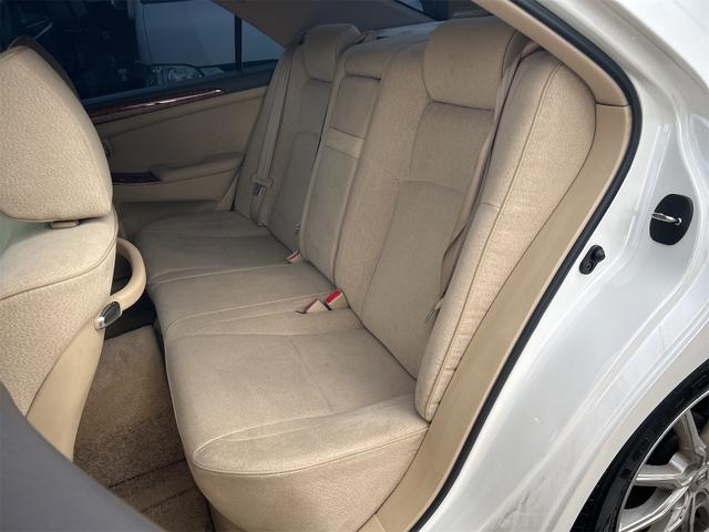 クラウン ロイヤルサルーンｉ－Ｆｏｕｒ　４ＷＤ　ドライブレコーダー　オートクルーズコントロール　バックカメラ　ナビ　エアロ　ＨＩＤ　ＡＴ　スマートキー　電動格納ミラー　盗難防止システム　ＣＤ　衝突安全ボディ　ＡＢＳ　ＥＳＣ　エアコン（25枚目）