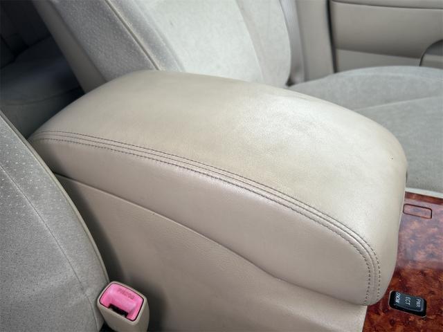 クラウン ロイヤルサルーンｉ－Ｆｏｕｒ　４ＷＤ　ドライブレコーダー　オートクルーズコントロール　バックカメラ　ナビ　エアロ　ＨＩＤ　ＡＴ　スマートキー　電動格納ミラー　盗難防止システム　ＣＤ　衝突安全ボディ　ＡＢＳ　ＥＳＣ　エアコン（28枚目）